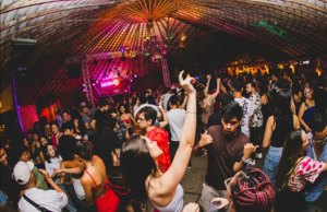Candela – a última do ano; coletivo prepara última festa de 2025, em clima de confraternização no Brasuca